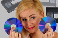 Frau hält DVDs in der Hand