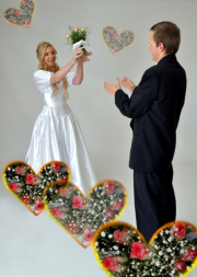 Braut wirft Blumen zum Bräutigam
